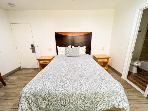 Town and Country Inn image 16