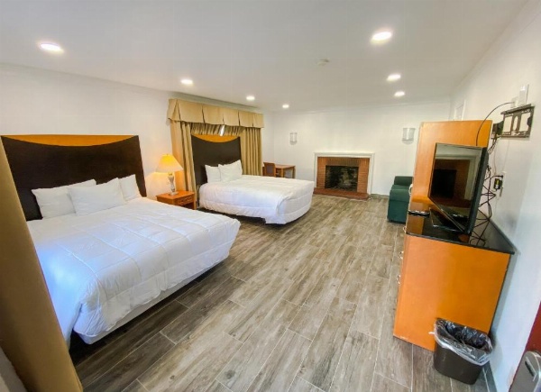 Town and Country Inn image 45