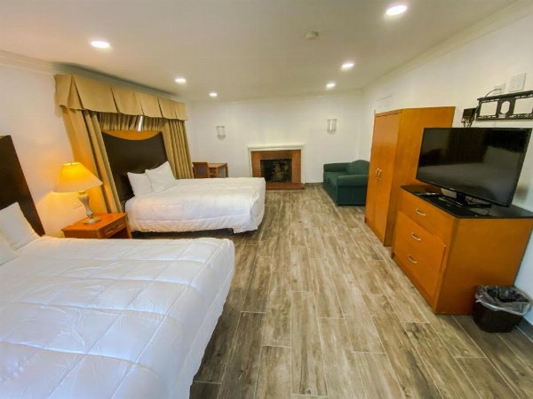 Town and Country Inn image 48